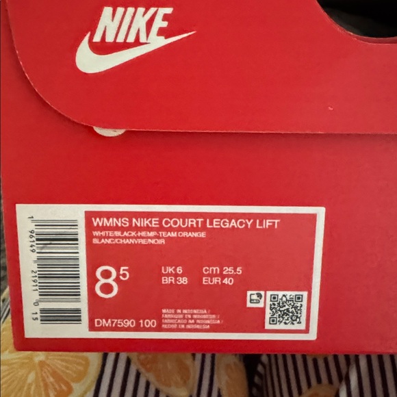 Women’s Nikes - Picture 6 of 6